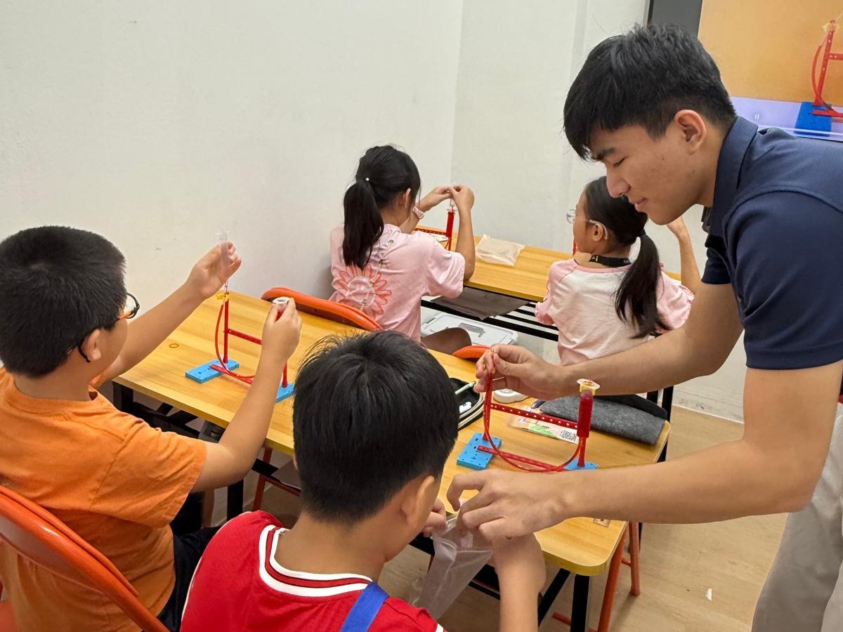 Photo of hands-on learning in an Oxkids classroom