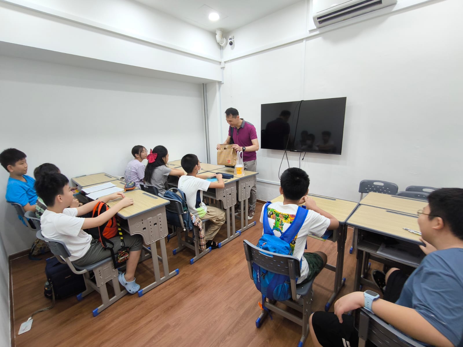 Image of a tuition class in the Oxkids Learning Centre Redhill branch