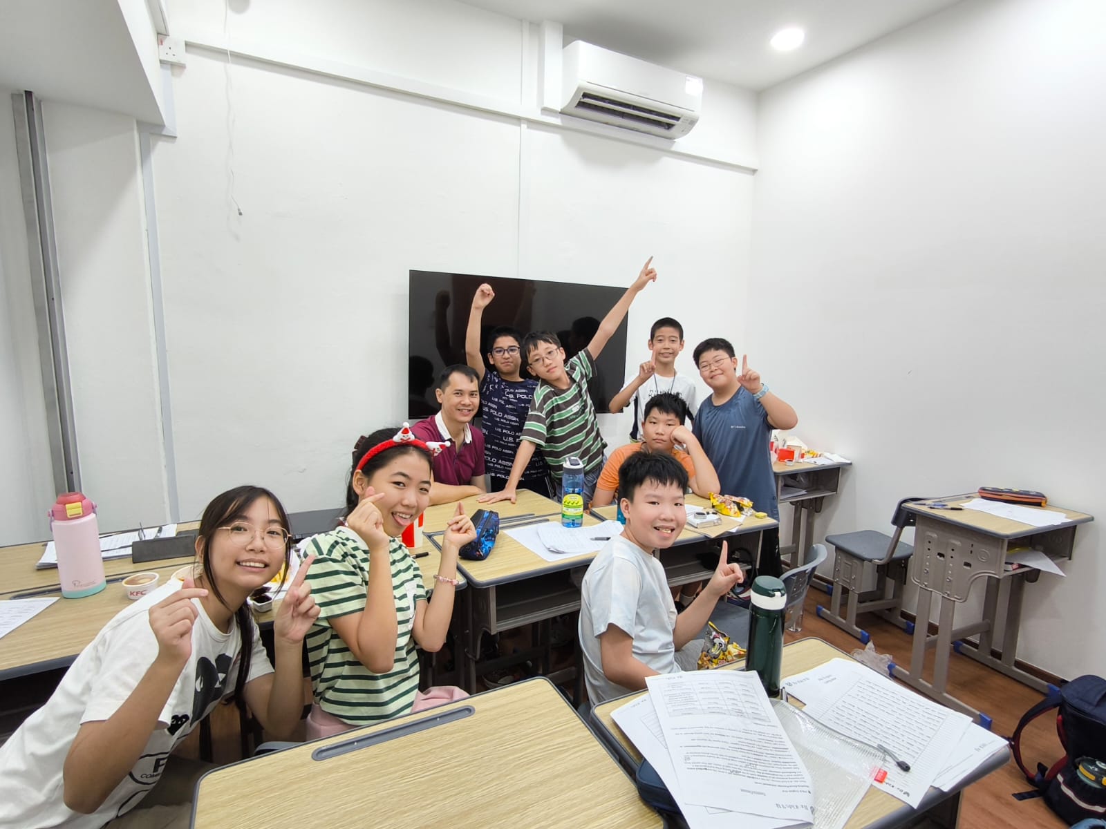 Group photo of a tuition class taken at an Oxkids branch